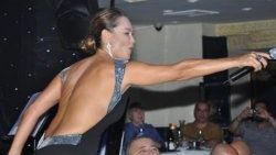 Hülya'nın derin sırt dekolteli elbisesi - Foto Galeri