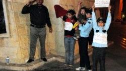Kafasına silah dayayarak PKK'yı protesto etti