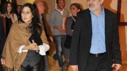 Sevgilisi Nilüfer'i yalnız bırakmıyor