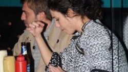 Ekin ve Engin yemekte