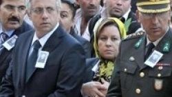 AK Parti'li kadın vekil cenazede saf tuttu