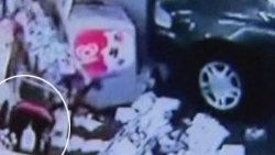 Minik bebeğin mucize kutuluşu - Video