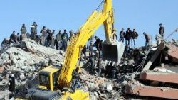 Öğretmen 51 saat sonra enkazdan çıkarıldı