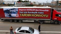 İstanbul'dan Van'a 50 TIR'lık yardım konvoyu