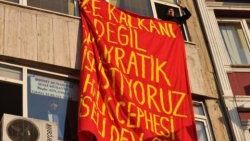 Öğrenciler büroyu bastı