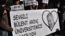 Bülent Arınç'a bir garip sevgi gösterisi