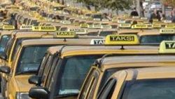 Taksi plakası altına kafa tuttu