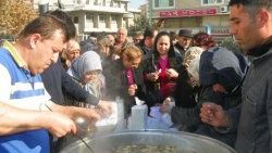 Ülkü ocakları Gemlik'te aşure dağıttı