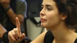 Pelin Batu: Esra Elönü ilgi çekmek istiyor