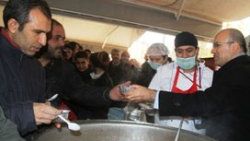 Bakan Şimşek Mardin'de aşure dağıttı