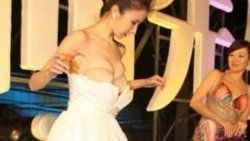 Sun Feifei'nin kırmızı halıda göğüsleri açıldı - Foto