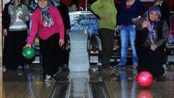 Gecekondulu kadınlar bowlingle tanıştı