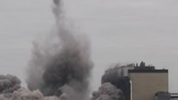 İskoçya'da 50 metrelik kuleler 10 saniyede yıkıldı