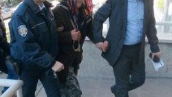 Kocasını namazda öldürdü