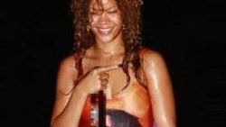 Rihanna fena dağıtıyor