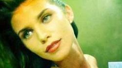 AnnaLynne yanlışlıkla çıplak pozunu paylaştı