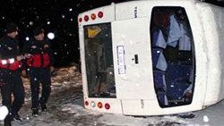 Bolu'da öğrencileri taşıyan minibüs devrildi: 16 yaralı