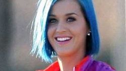 Katy Perry saçlarını maviye boyattı