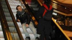 Rıza Kocaoğlu'ndan yürüyen merdiven şov