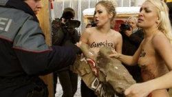 FEMEN bu kez Davos'ta soyundu - Galeri
