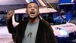 Sinirlenen yolcu camları yumrukladı