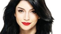 Merve Boluğur dizide dekor gibi duruyor