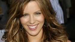 Kate Beckinsale eşinin gözünün önünde sevişti