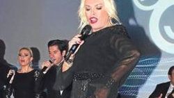 Ajda'dan göbek şov