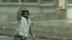 Polise baltayla saldırdılar - İzle