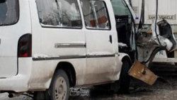 TIR ile minibüs çarpıştı