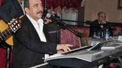 Sahnedeki Ümit Besen'in içi kan ağlıyor
