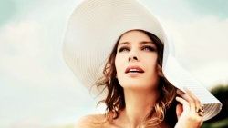 Tuba Brad Pitt'i istiyor