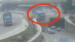 Çöp kamyonunun üst geçitten uçuş anı - Video