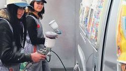 Oto sanayi sitesinin kadın boyacıları