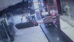 Cinayet anı saniye saniye kamerada - Video