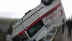 Bursa'da ambulans devrildi: 2 yaralı