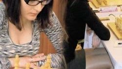Santranç turnuvasında dekolte yasağı mat oldu