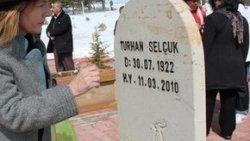 Turhan Selçuk mezarı başında anıldı