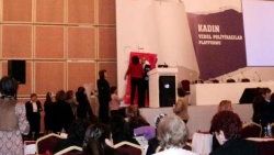 İzmirli kadınlar kürsüyü işgal etti