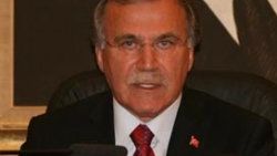 Mehmet Ali Şahin asansörde mahsur kaldı
