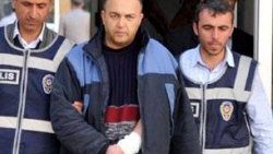 Cesedin başında bileklerini kesti