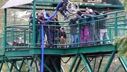 Tekerlekli sandalyeyle bungee jumping - Video