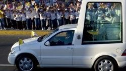 Papa Meksika'da kurşun geçirmez camlar arkasında