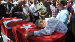 Şehidin tabutuna sarılan baba: Vatan sağolsun