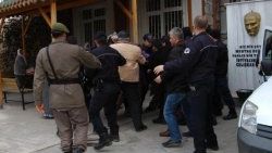 Eşini öldüren zanlıya linç girişimi