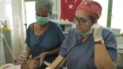 Türk doktorlar Afrikalı hastaların umudu oluyor