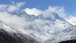 Everest'e tırmanan 4 dağcı öldü