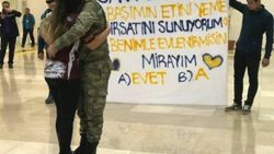 Askerlik dönüşü havalimanında evlenme teklif etti