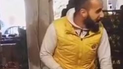 Bursa'daki genç pazarcı şarkılarıyla gündeme düştü