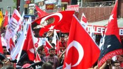 Ankara'da Türk bayrağına yapılan saldırılara protesto